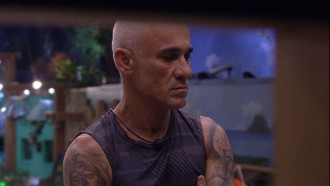 Ayrton especula: 'Será que eles viajaram?'