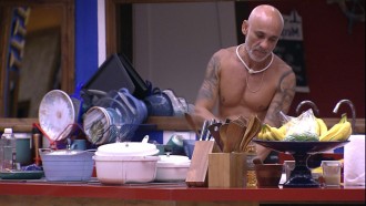 Ayrton mexe em panela do Tá com Tudo e Kaysar corrige: 'Não pode mexer'