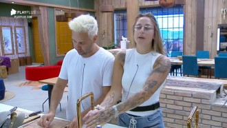 Bifão e Viny Vieira cantam hit de Bruno Mars, enquanto lavam louça