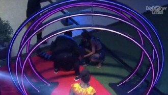 Caio escorrega e leva tombo em festa do 'BBB 21'