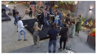 Casais se divertem e caem na pista na primeira festa da temporada