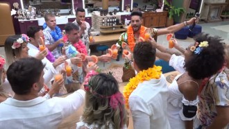 Em clima de praia, peões brindam início da festa Luau Havaiano