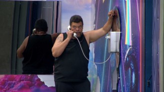 Babu Santana atende Big Fone e web reage à ligação no BBB 26