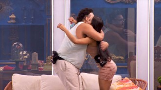 Isabelle e Lucas Henrique se abraçam após conversa no BBB 24