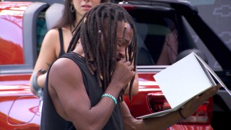 Luigi ganha carro no BBB 24 e se emociona: 'É teu, pai'