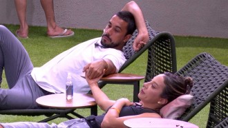 Maike conforta Renata com carinhos após saída de Vilma