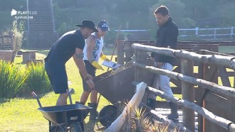 Guilherme Leão ensina tarefas para Vinny Vieira e Tulio