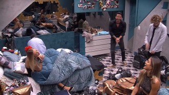 Gustavo explica para Maycon: 'A gente está indo para a guerra'