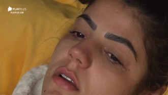 Hari Almeida chora em silêncio na Casa da Árvore