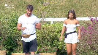 Hari Almeida e Lucas Viana colhem flores para enfeitar mesa