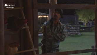 Jorge acorda de madrugada com canto do galo: 'Tá de sacanagem!'