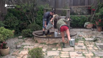 Jorge ajuda Hari a tirar água do poço