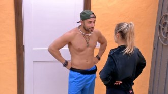 Kaysar brinca de imitar Jéssica e sister pergunta: 'O que tu quer? Um beijo?'
