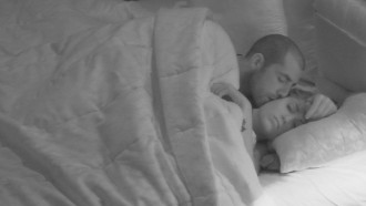 Kaysar pergunta se beijo está bom e Jéssica diz que sim