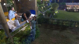 Lucas sobe nos ombros de Netto para beijar Hari na casa da árvore