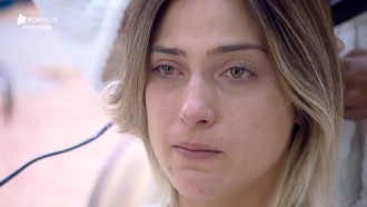 Na Roça, Tati Dias chora enquanto recebe cuidados de Sabrina Paiva