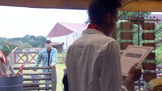 Netto e Sabrina Paiva começam o dia aprendendo novas tarefas