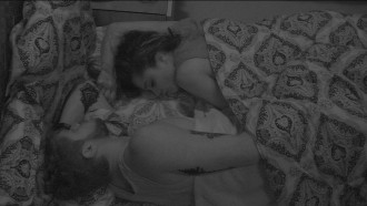 Paula e Breno dormem após noite quente