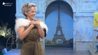 Peoas aproveitam festa com tema parisiense para desfilar