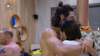 Peões sofrem nova punição após Gabi trocar de calcinha no banheiro