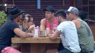 Peões zoam quem não curte tomar banho: 'Dois dias é o limite!'