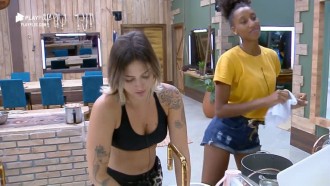 Sabrina Paiva e Tati Dias dançam funk, enquanto lavam louça