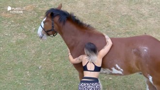 Tati Dias 'conversa' e abraça cavalo Lyon: 'Você é o mais lindo'