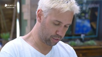 Viny Vieira canta sucesso da Legião Urbana na cozinha. Veja!