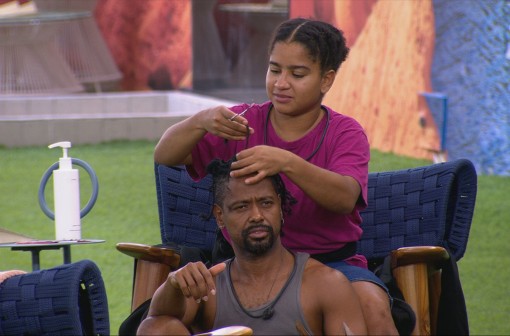 Leandro Boneco renova visual no BBB 26 e ganha elogio de sister: 'Ficou joia'