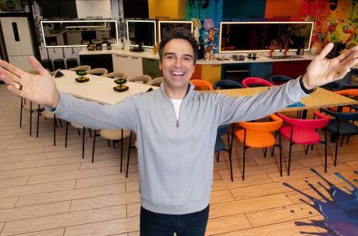 Que horas começa o BBB 26 hoje, segunda (23)?