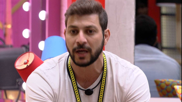 Líder Caio indica Thaís ao 11º Paredão do BBB21