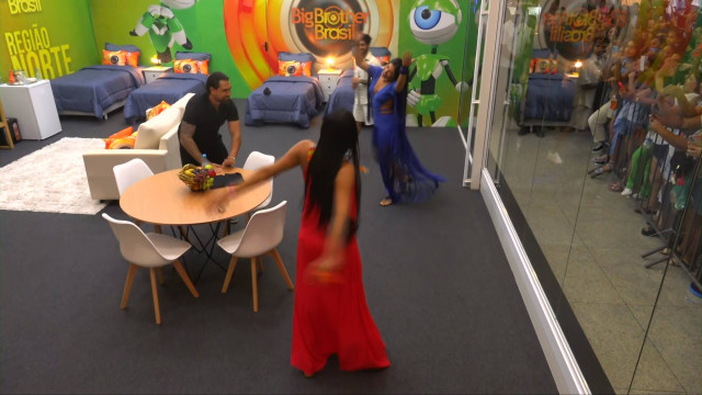Lívia e Marciele dançam músicas do Festival de Parintins
