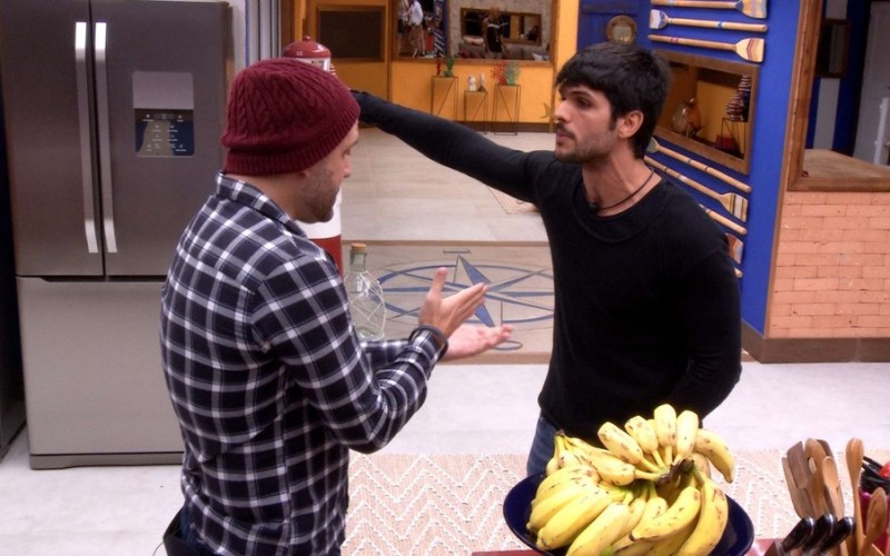 Caruso e Lucas discutem na cozinha: 