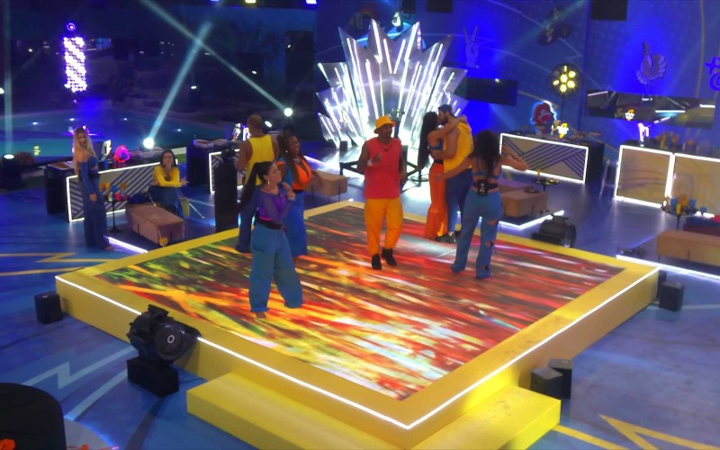 Deniziane e Matteus se beijam na festa do BBB 24