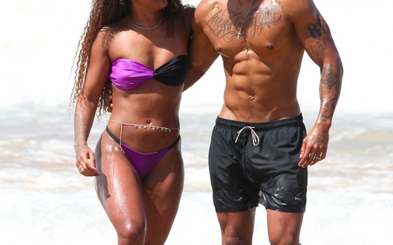 Marvvila beija namorado enquanto aproveita praia em Noronha