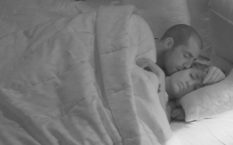 Kaysar pergunta se beijo está bom e Jéssica diz que sim