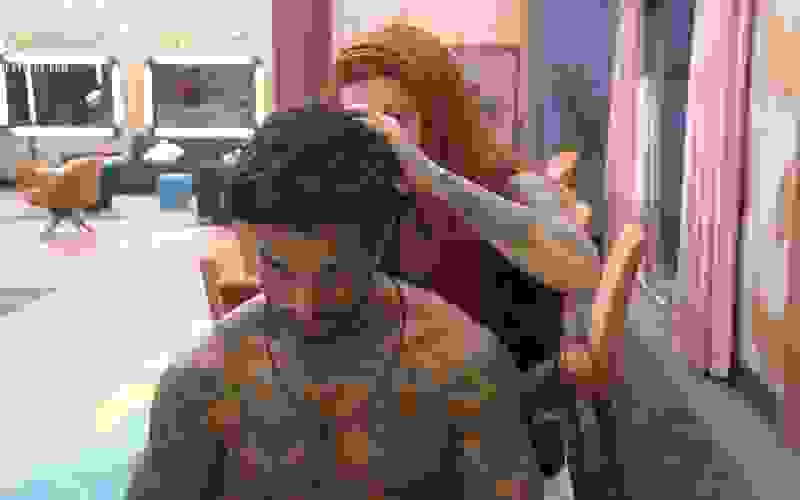 "Você está me esculachando?", brinca Matheus enquanto Brenda corta seu cabelo | Power Couple Brasil 6